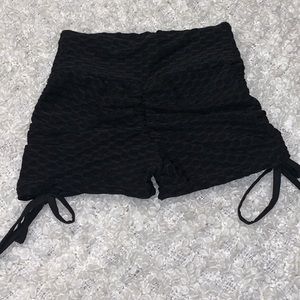 Black Scrunchie booty shorts🖤